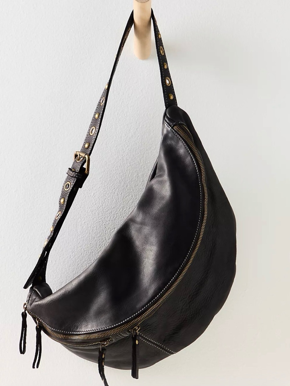 Free People with Bolsa Nova Bella Sling Bag